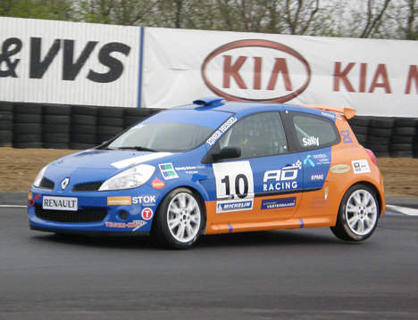 Det er nu godt med fart i Martin Sally Pedersen's Clio Cup racer på Jyllands-Ringen..